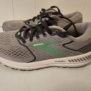 Brooks Ariel 20 1203151B076 women 9.5 pre owned